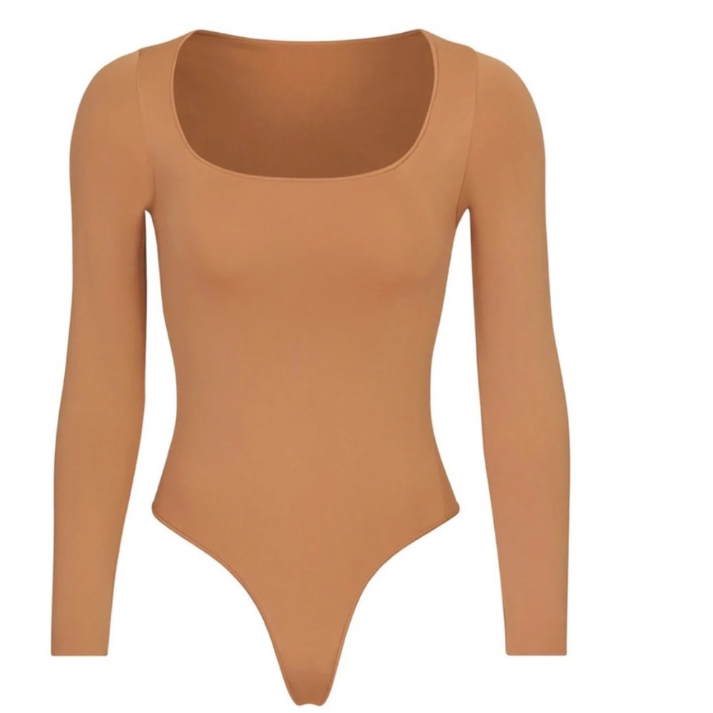 Skims ESSENTIAL LONG SLEEVE SCOOP NECK BODYSUIT in Camel size small/medium